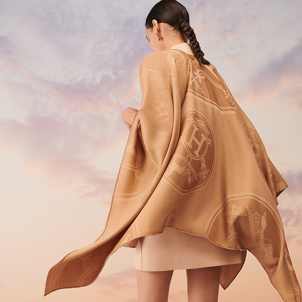 【こなれ感が一際UP】HERMES★Poncho New Libris New Libris reversible poncho | Hermès USA
